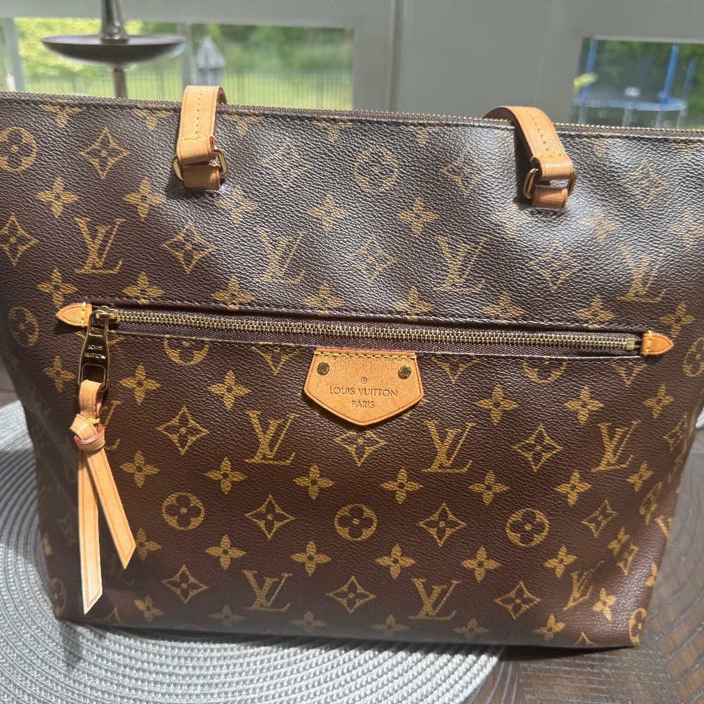 Louis Vuitton Iéna MM Tote – Like New! 💼
